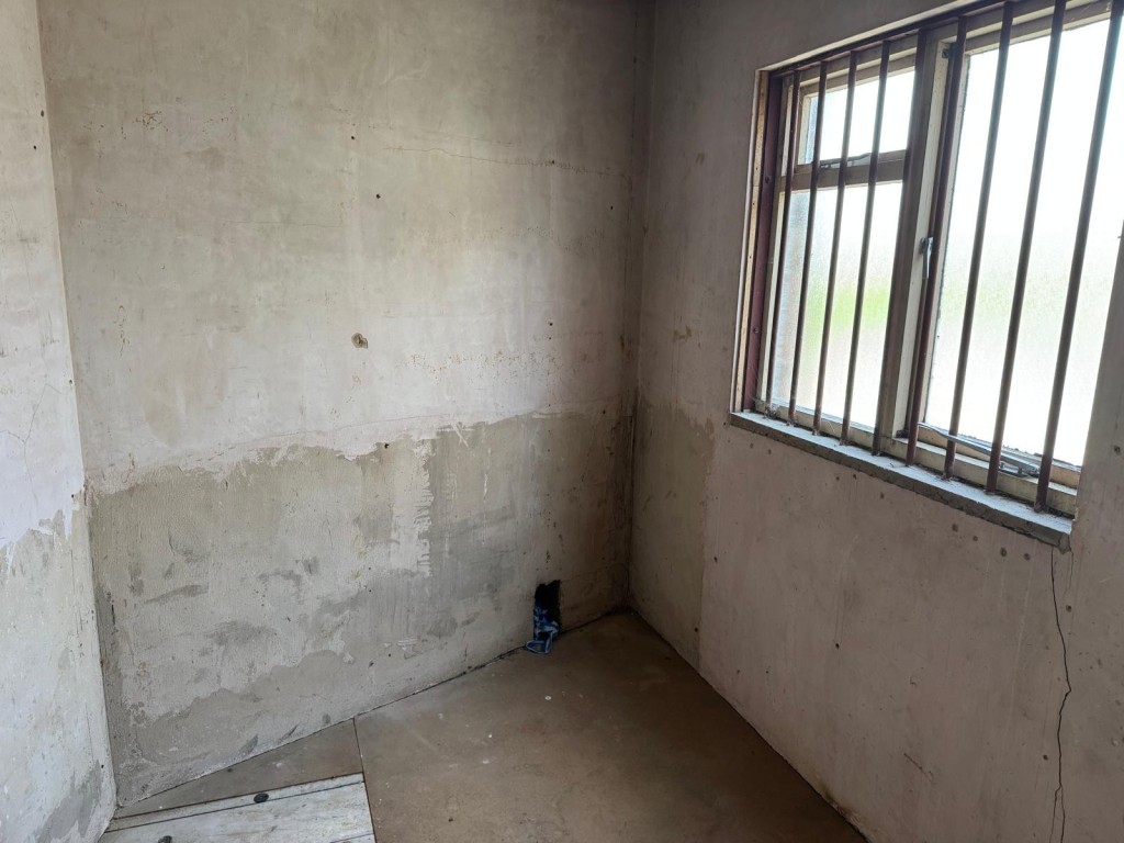 Lot: 66 - FREEHOLD THREE STOREY TOWN CENTRE BUILDING WITH POTENTIAL - Upstairs room